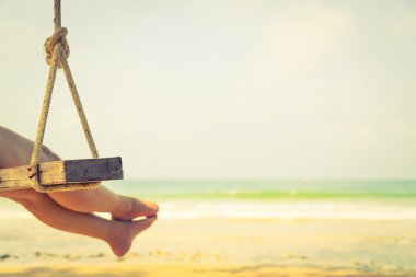 Kadın Plajı'nda bir salıncak üzerinde