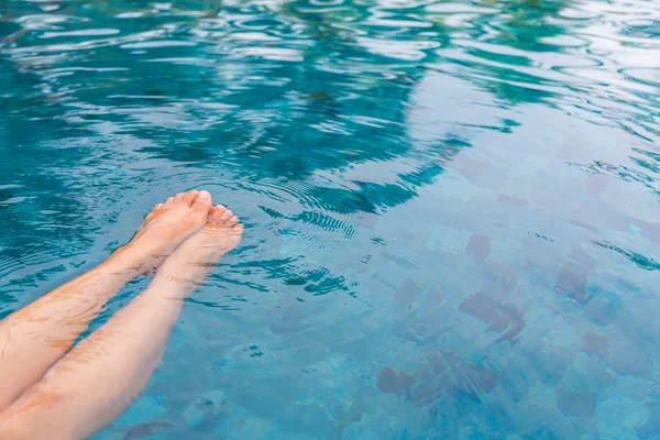 Female legs in the swimming pool — Stock Photo, Image