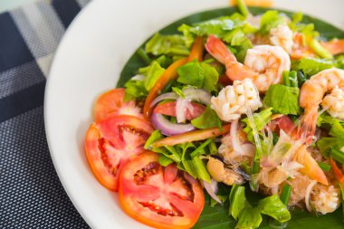 Karides ile baharatlı erişte