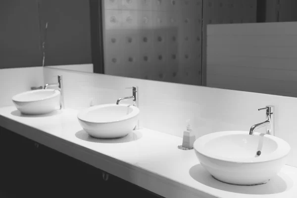 公衆トイレのインテリア — ストック写真