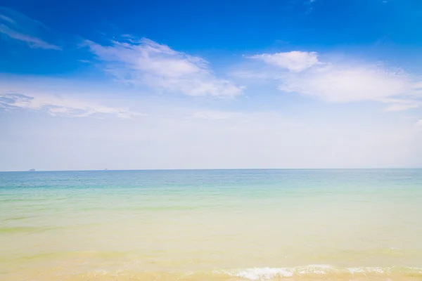 Blaues Meer und blauer Himmel — Stockfoto