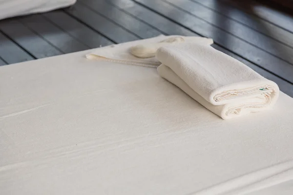Bett mit weißen Handtüchern — Stockfoto