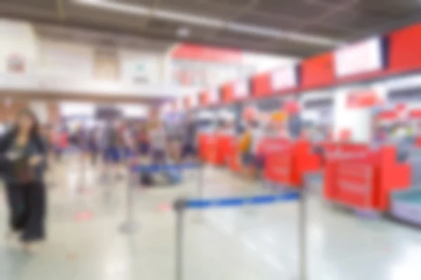 Passagers marchant dans l'aéroport — Photo