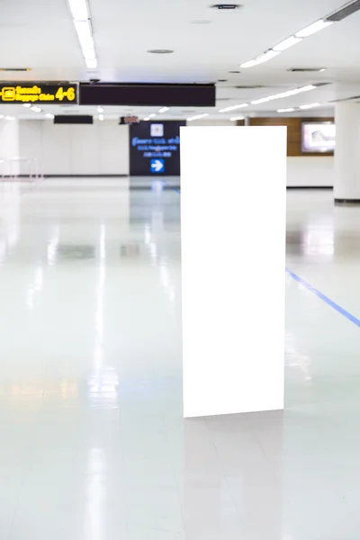 在机场的空白广告牌 — 图库照片