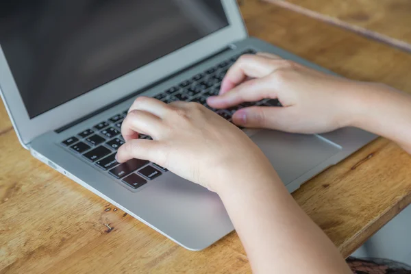 Zakelijke vrouw hand te typen — Stockfoto