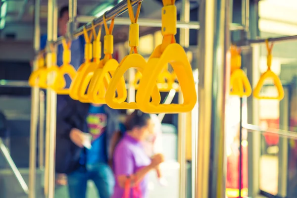 Gestisce il passeggero all'interno di un autobus . — Foto Stock