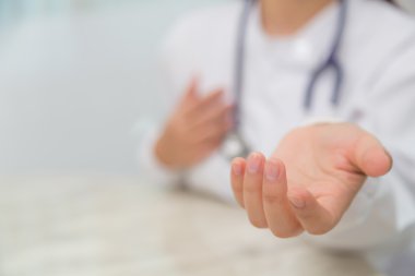 Doktor boş el germe