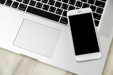 Laptop ile akıllı telefon