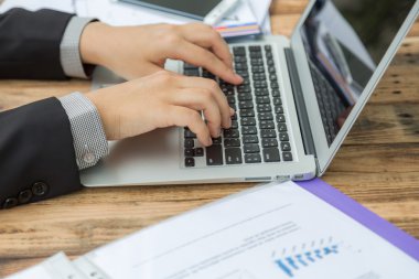 Dizüstü bilgisayarda yazan kadın klavyesi