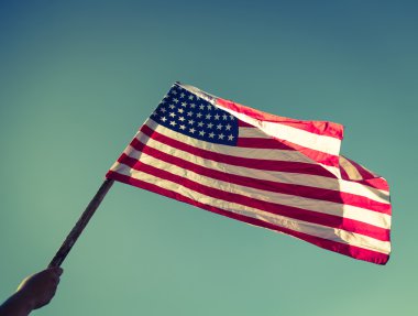 Amerikan bayrağı elinde