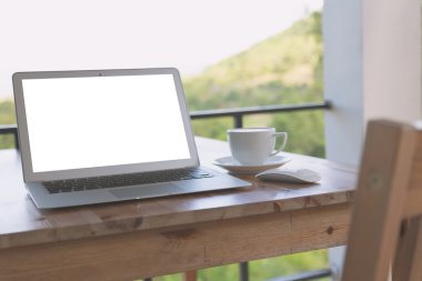 kahve fincanı ile dizüstü bilgisayar