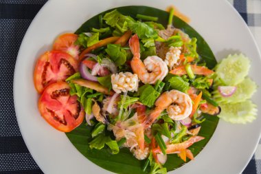 karides ve sebze ile erişte