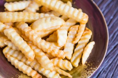 Patates kızartması masada