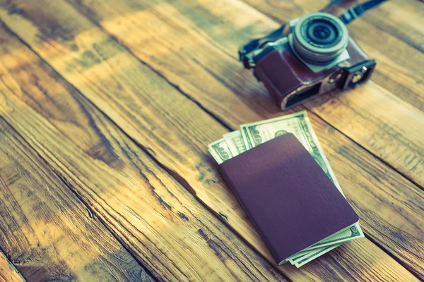 Pasaporte en blanco y cámara con dólares estadounidenses —  Fotos de Stock