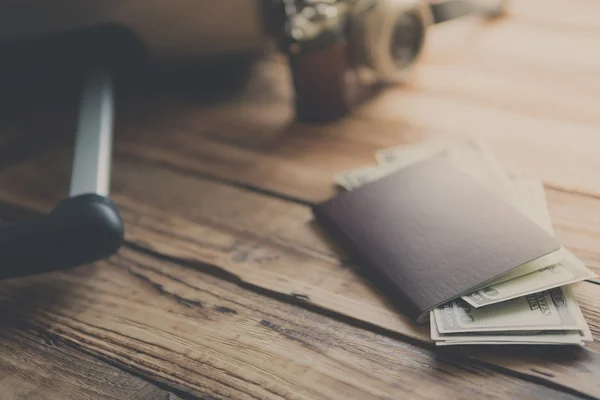 Passaporte em branco e câmera com dólares americanos — Fotografia de Stock