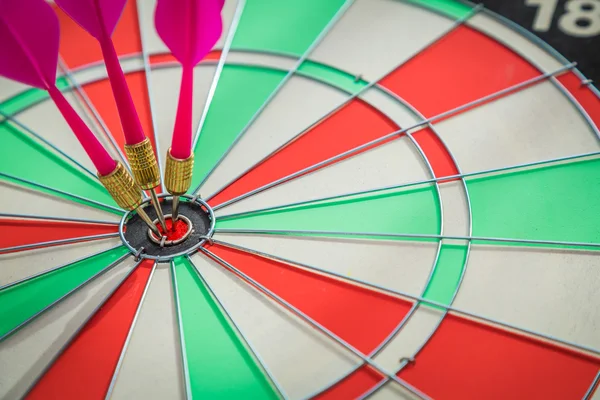 Kleurrijk dartbord met darts — Stockfoto