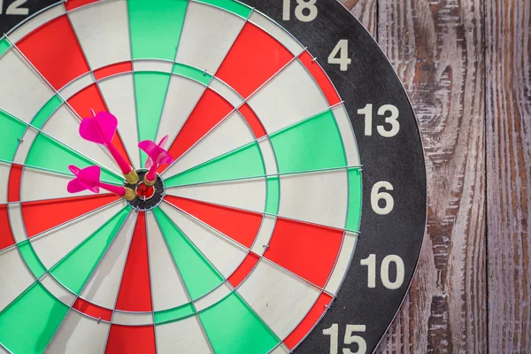 Dartboard na parede de madeira — Fotografia de Stock