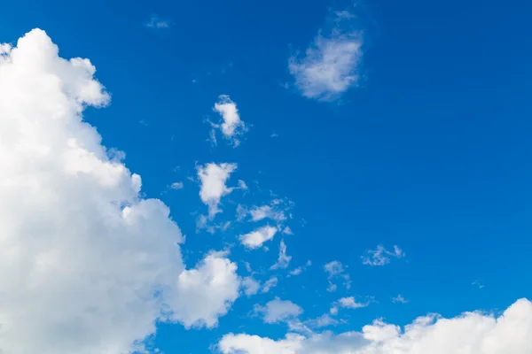 Nube en el cielo azul — Foto de Stock