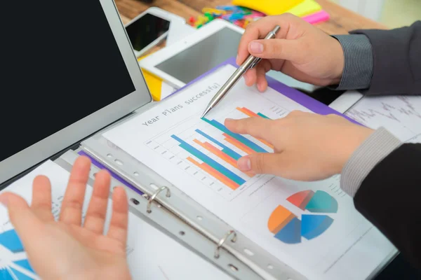 Gente de negocios en oficina — Foto de Stock