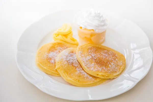 Panqueques con helado en la mesa — Foto de Stock