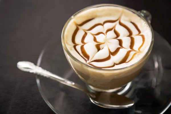 Latte art kawy na stole — Zdjęcie stockowe