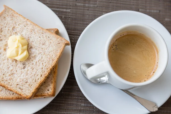 Frukost med rostat bröd och kaffe — Stockfoto