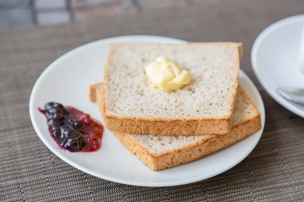 Rostat bröd med sylt och smör — Stockfoto