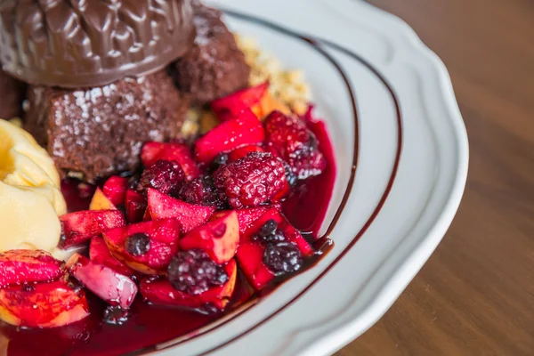 Pastel de chocolate con helado —  Fotos de Stock