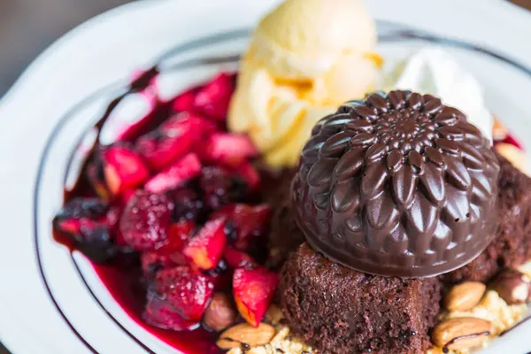 Bolo de chocolate com sorvete — Fotografia de Stock