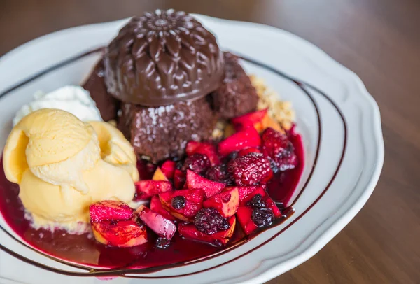 Chocolate cake with ice cream — Stock Photo, Image