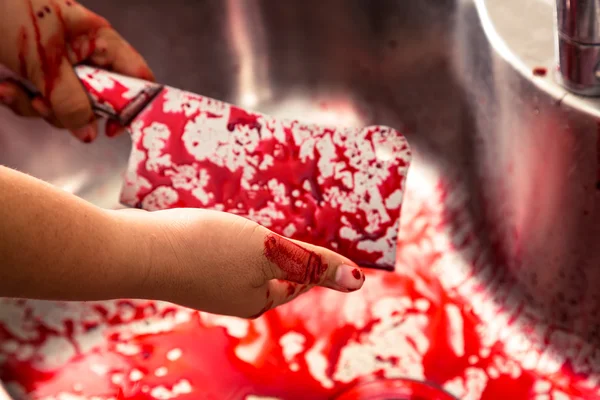 Manos sosteniendo cuchillo sangriento — Foto de Stock