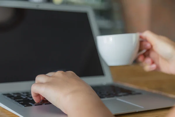 Zakelijke vrouw hand te typen — Stockfoto