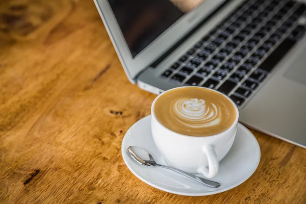 Ordinateur portable avec tasse de café — Photo