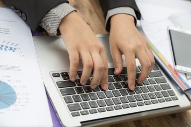 Dizüstü bilgisayarda daktilo eden iş kadını