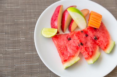 Elma, limon ve karpuz plaka üzerinde