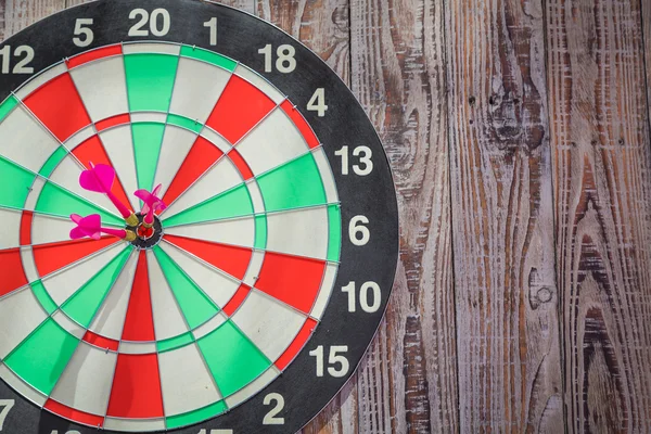 Dartboard με βελάκια στον τοίχο — Φωτογραφία Αρχείου