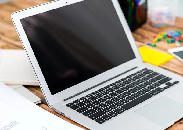 Laptopcomputer op tafel — Stockfoto