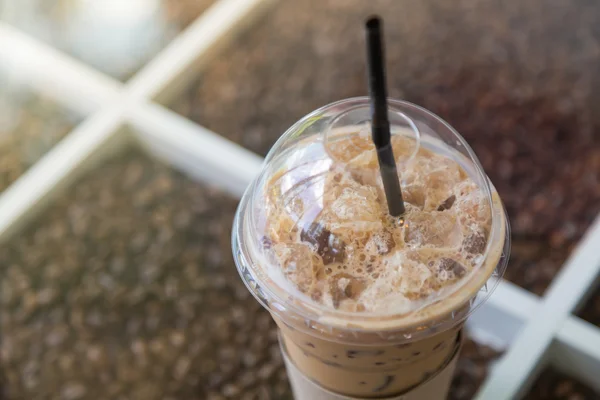 Caffè freddo in tazza di plastica — Foto Stock