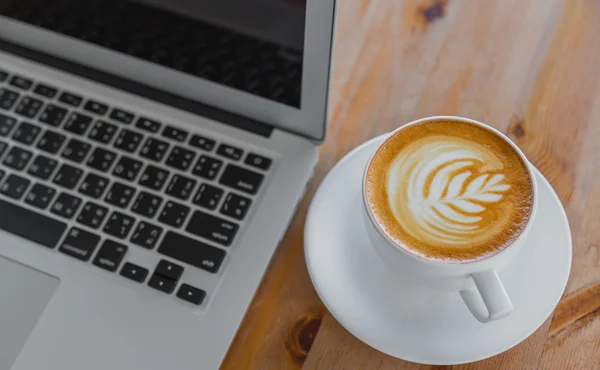 Ordinateur portable avec tasse de café — Photo