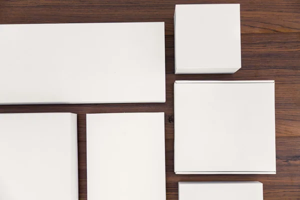 Cajas blancas en la mesa — Foto de Stock