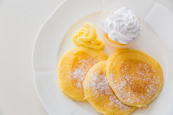 Panqueques con helado en la mesa — Foto de Stock