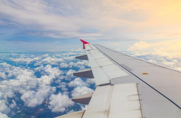 Ala de avião acima das nuvens — Fotografia de Stock