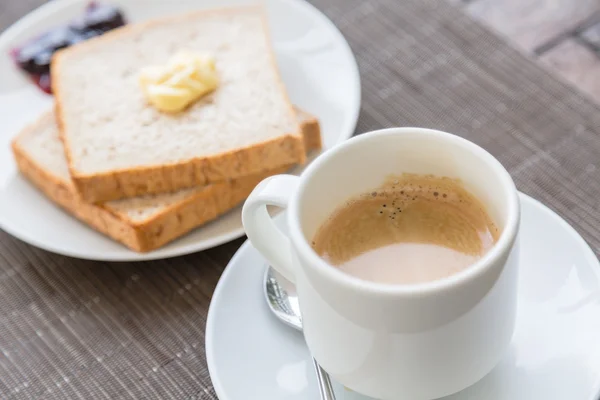 Frukost med rostat bröd och kaffe. — Stockfoto