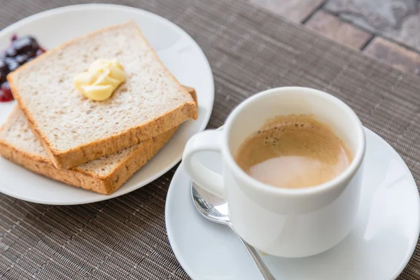 Frukost med rostat bröd och kaffe. — Stockfoto