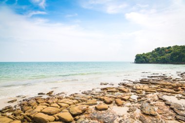 Kayaların üzerinde plaj ve deniz