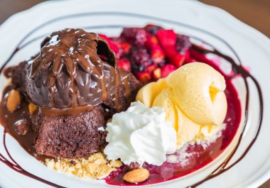 meyveli çikolatalı kek.