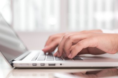 Dizüstü bilgisayarda daktilo eden iş kadını