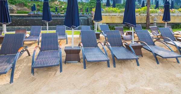 Chaises de plage et parasols — Photo