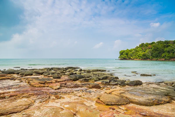 Felsen am idyllischen Strand — Stockfoto