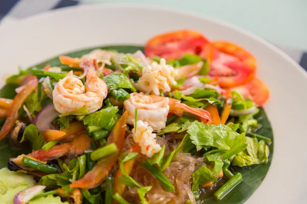 Noodles with shrimps and vegetables — Stock Photo, Image